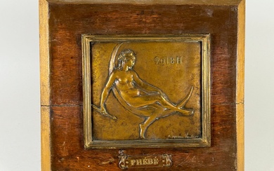 Augustin MOREAU-VAUTHIER (1831-1893), d'après. Phébé. Plaque en bronze figurant. 17,5 x 19,5 cm.