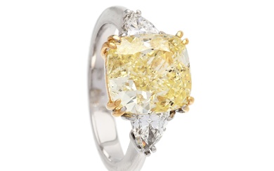 BAGUE, or 18K, partiellement rhodié, diamant taille coussin 5,02 ct, Fancy Yellow/SI2, 2 diamants taille...