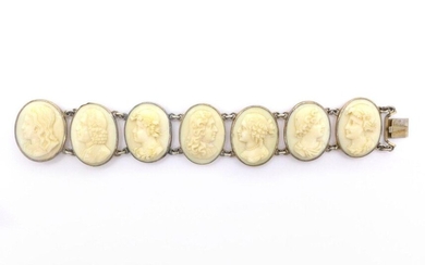 BRACELET CAMES in 925 silver holding seven portraits of men and women in profile in bone. Length: 18 cm. Gross weight : 29,52 gr. A cameo bone and silver bracelet.