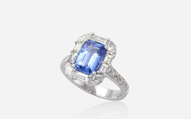 Bague en saphir, diamant et platine Sertie d'un saphir taille coussin pesant environ 3,03 cts,...