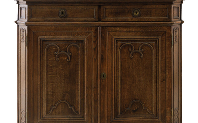 Bahut. Luik. Ca. 1760. Donkere eik. Twee deuren, twee laden. Schuine hoeken. Herkomst: S. Dubois, Herckenrode I