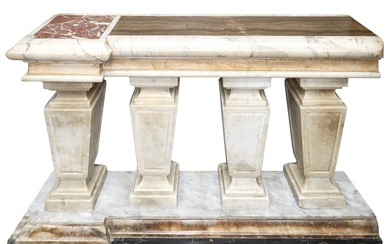 Balustrade en marbre blanc, XVIIIe siècle cm.79x110x25 décoration à quatre éléments,tronc pyramidal,sur marbre blanc,base dallée...