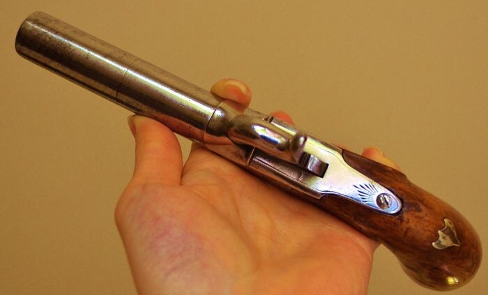 Belgium - 1830 - Magnifique pistolet à percussion + poire à poudre noire en cuivre + doseur à plusieurs mesures - - Pistol - 12mm cal