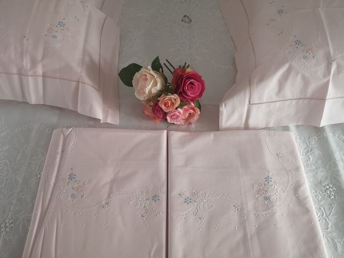 Bellavia cotton percale hand embroidery sheets. Pink color - Cotton - 21st century
