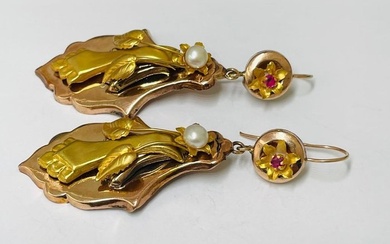 Bourbon earrings in 9 kt gold. <br>They feature 2 round...
