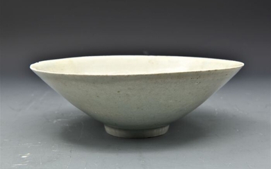 Bowl, Tea bowl (1) - Celadon - Porcelain - Water ripple - 北宋青白釉剔花雲氣紋碗 (Lot.247) - China - Northern Song (960-1127)