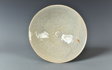 Bowl, Tea bowl (1) - Celadon, Shadow Celadon - Porcelain - cloud patterns - 宋代湖田窯青白釉剔花紋碗( Lot.00023) - China - Song Dynasty