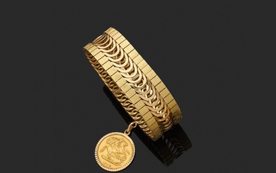 Bracelet large et articulé en or jaune 750 millièmes partiellement ajouré au centre entre des...