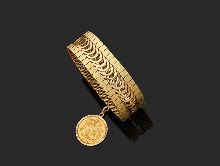 Bracelet large et articulé en or jaune 750 millièmes partiellement ajouré au centre entre des...