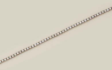 Bracelet tennis en or gris 18K (750/1000) ornée de soixante et onze diamants taille brillant...