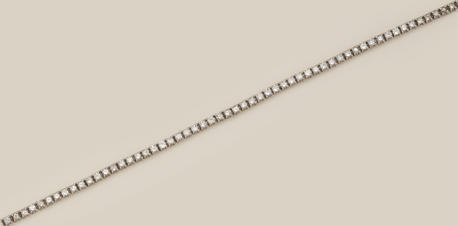 Bracelet tennis en or gris 18K (750/1000) ornée de soixante et onze diamants taille brillant...