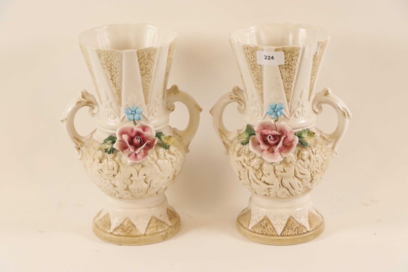 CAPODIMONTE, Paire de vases couverts en porcelaine polychrome (éclat sur col de l'un)