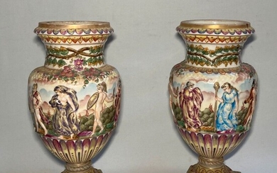 CAPODIMONTE Paire de vases sur piédouche en porcelaine à décor polychrome de scènes tournantes à...