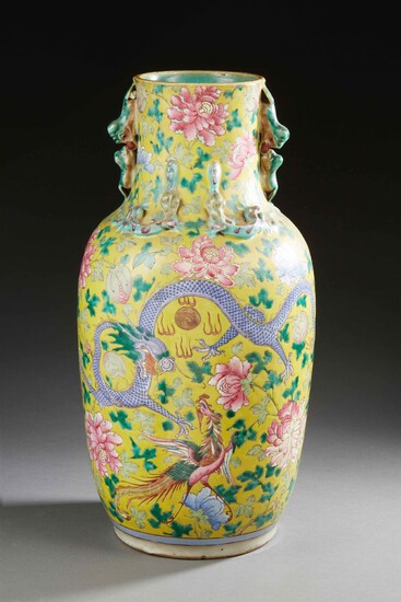 CHINE Vase en porcelaine de forme balustre... - Lot 111 - Delon - Hoebanx