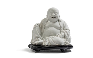 CHINE, XXe SIÈCLE Statuette en porcelaine blanche représentant Bouddha Milefo souriant assis sur un socle...
