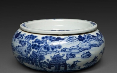 COUPE COUVERTE en porcelaine blanc bleu, dit porcelaine de Hué, à décor d'un lettré sur un buffle de rizière traversant un pont...
