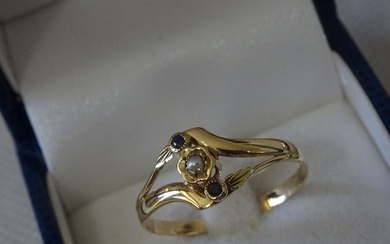 Charming old French ring in 18 carat yellow gold. <br>The...