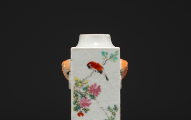Chine - Vase quadrangulaire en porcelaine à décor d'oiseaux. Poids: 370 g Livraison disponible Région:...