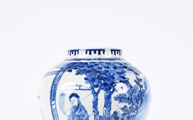 Chine, XVIIIe siècle. Potiche en porcelaine bleu-blanc, à décor de femmes et d’enfants dans un...