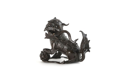 Chine, époque Ming Chien de fô en bronze à patine brune représenté assis sur son...