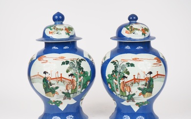 Chine, fin XIXe siècle, Paire de potiches couvertes en porcelaine, à décor en émaux de...