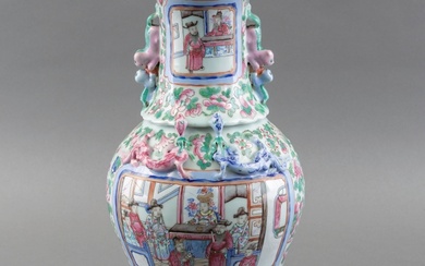 Chinees porseleinen vaas met famille rose figurendecor, met draken...