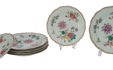 Collection de 3 assiettes polylobées en porcelaine famille rose, Chine, XVIIIe s., décor de fleurs et frise de fleurons, diam. 26 cm (bord