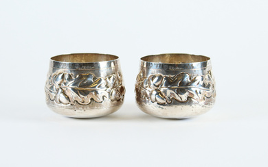Coppia di ciotole in argento sbalzato a foglie e ghirlande. Firenze, argentiere Brandimarte (d cm 8; h cm 5,5) (g…