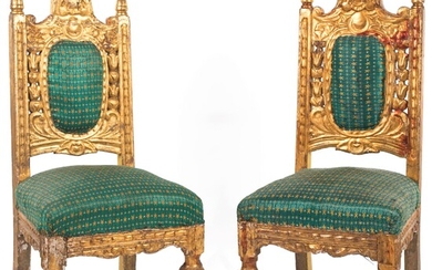 Coppia di sedie in legno dorato XIX secolo. con alti schienali e sedili...