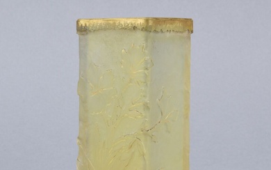 DAUM - Nancy Petit vase de section quadrangulaire en verre givré jaune irisé. Décor dégagé...