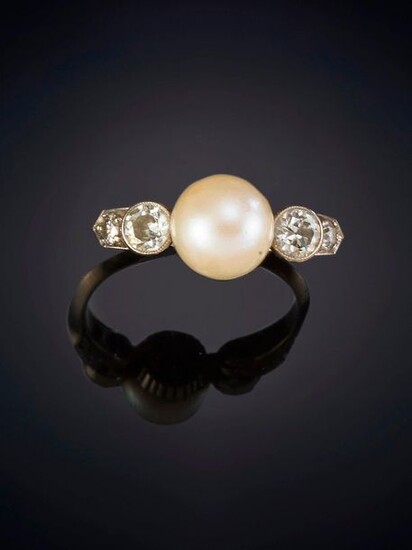 DELICATE ANTIQUE RING MADE OF CULTIVATED PEARL AND ANTIQUE CUT DIAMONDS. Frame in 18k white gold. Price: 250,00 Euros. (41.597 Ptas.)