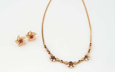 Demi-parure en or jaune (750) comprenant un collier maille gourmette orné de diamants taille brillant...