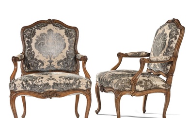 Deux fauteuils formant paire, en bois naturel mouluré et sculpté. L'un estampillé BLANCHARD. Epoque Louis...