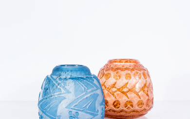 Deux vases en verre multicouche à inclusions d'oxydes metalliques et gravés à l'acide