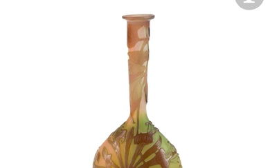 ÉTABLISSEMENTS GALLÉ (1904-1936) Chèvrefeuille Vase bulbeux à large col annulaire. Épreuve en verre multicouche au...