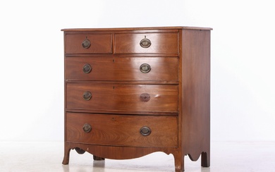 English mahogany chest of drawers with curved front, 20th century.