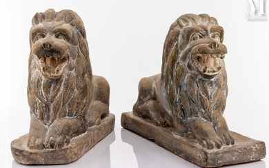 Ensemble de deux sculptures de jardin en grès figurant des lions