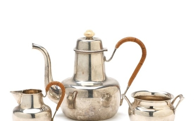 Erik Herløw: Sterling silver coffee set, comprising a coffeepot, a creamer and a sugar bowl. (3)