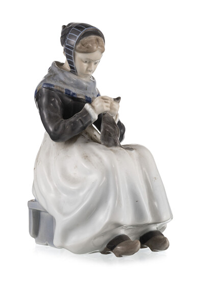 Figure de jeune fille tricotant en porcelaine Royal Copenhague, XXe. h. 23 cm