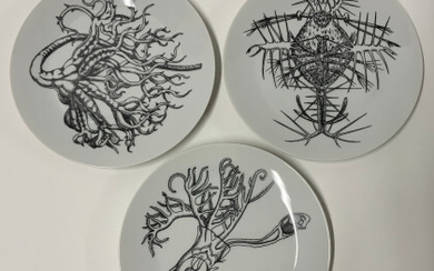 Galbiati , Gruppo di sei piatti in ceramica serigrafata in nero. Italia, secolo XX. Recante marchio del produttore sotto la base. (d...
