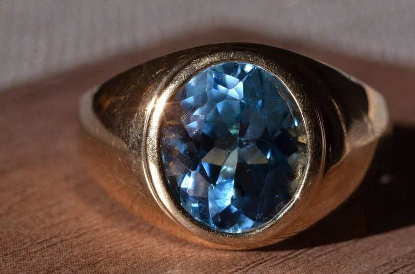Gentleman's Yellow Gold Ring set with Blue Topaz