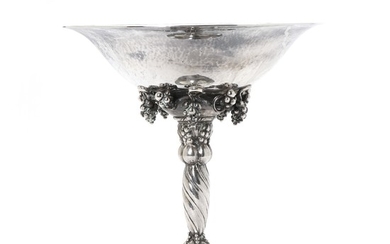 Georg Jensen: Sterling silver tazza with grapes and spiral fluted stem. Georg Jensen 1945–1977. Design 263 B. H. 19.1 cm.