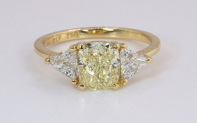 GiaFancy Yellow Cushion Shape with 2 trillions on the side - 18 kt. Yellow gold - Ring - 1.64 ct Diamond - Diamonds