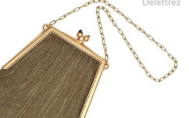 Gold mesh evening bag, the clasp adorned with two sapphire cabochons, held by a chain with oval links. Longueur : 16.5 cm. P. Brut : 226.2 g.