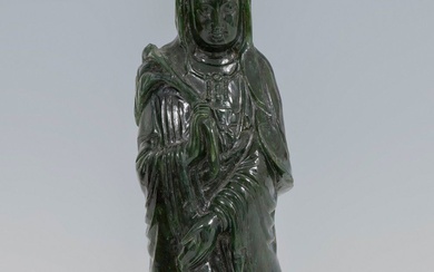 Guanyin ; Chine, 1970-1980. Jade vert. Dimensions : 28,5 x 8,5 x 6,5 cm. Sculpture...