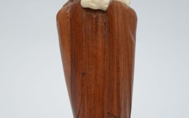 Heuvelmans Lucienne : sculpture en acajou et ivoire 'Vierge à l'enfant' (h24cm)