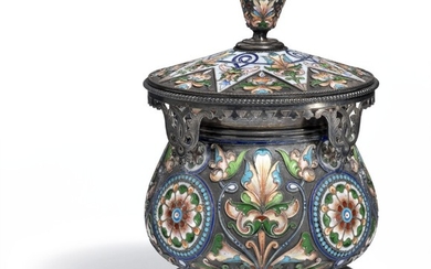 Ivan Petrovich Chlebnikov: A Russian silver-gilt and cloisonné enamel bratina with matching lid, gilt interior. H. 16 cm. (2).