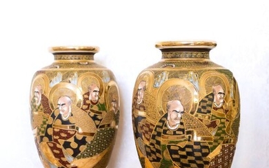 JAPON, Satsuma - Vers 1900. Paire de vases en grès à décor émaillé et or...