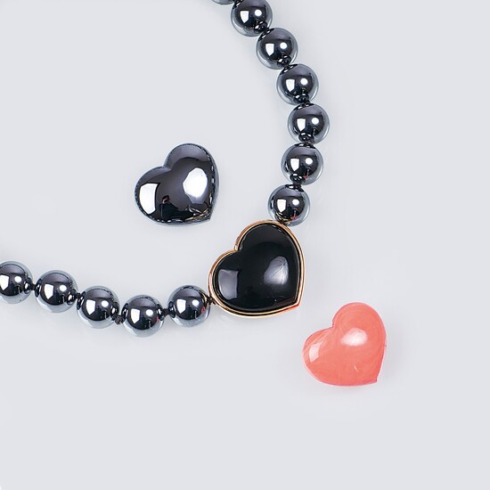 Juwelier Wilm est. 1767, Hamburg. A Necklace with Faux Pearls and Heart Clasps.