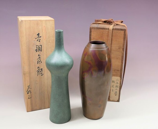 Kabin 花瓶 (Flower vessels) (2) - Bronze - Kasai Taizo 可西泰三 (1921-2007) & Yamamoto Kosan 山本孤山 (1892-?) - 2 rare bronze ikebana vases - Signed Taizo 泰三 and Kosan 孤山 - Japan - Shōwa period (1926-1989)